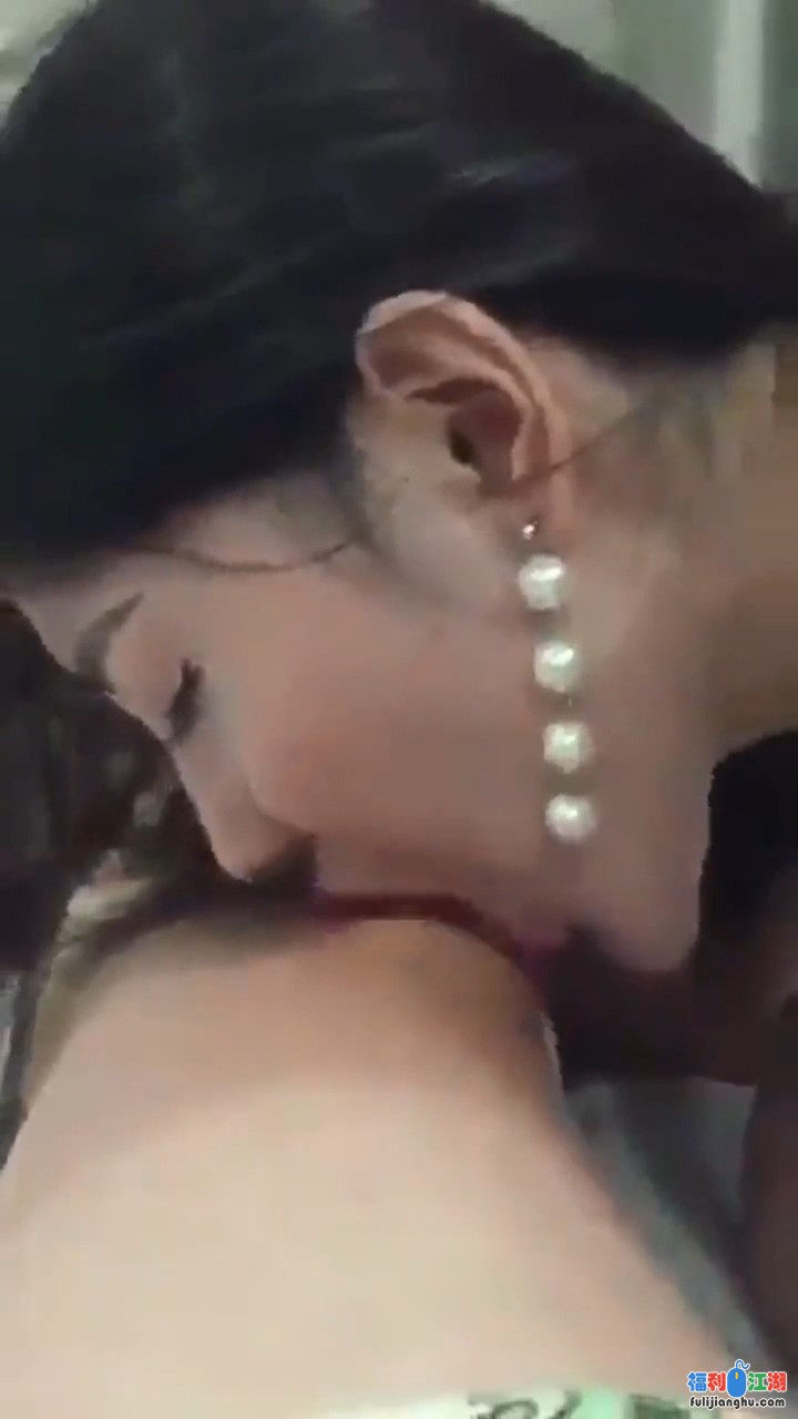 风骚美少妇 表情真是又骚又撩人 奶子又挺又粉嫩 乳晕特粉该不会涂了口红 被操的眯着眼一脸享受[1V240M度盘]