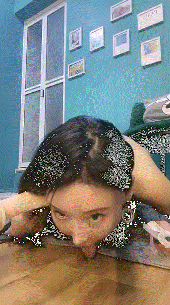 【自行打包】女神级颜值美女看不出居然这么骚，情趣吊带黑丝拨开内裤，特写炮击抽插粉穴，水喷在地板上舔弄【1V233M】【百度云】