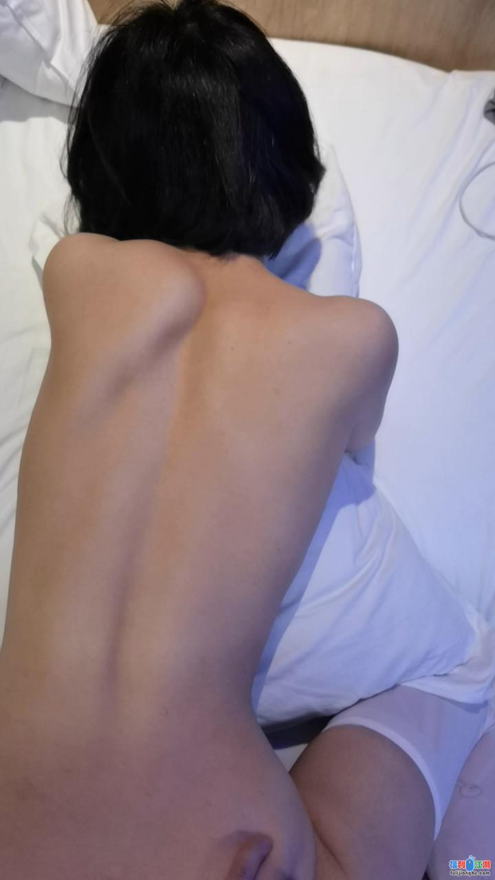 老板花重金调教00后高中妹，身材长相顶级！1080P高清【2V/322MB】【度盘】