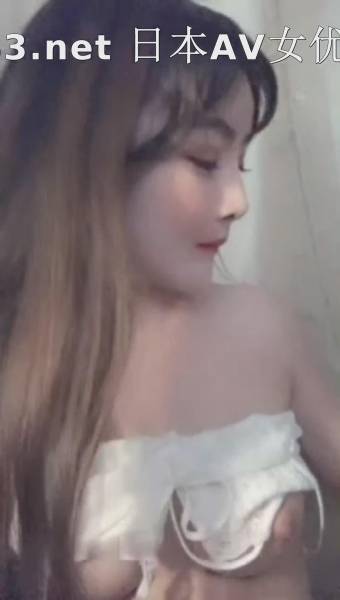 妹子诱人美乳自摸诱惑稀疏毛毛抚摸厕所尿尿口红震动棒摩擦很是诱惑1V7P  543MB【百度网盘】