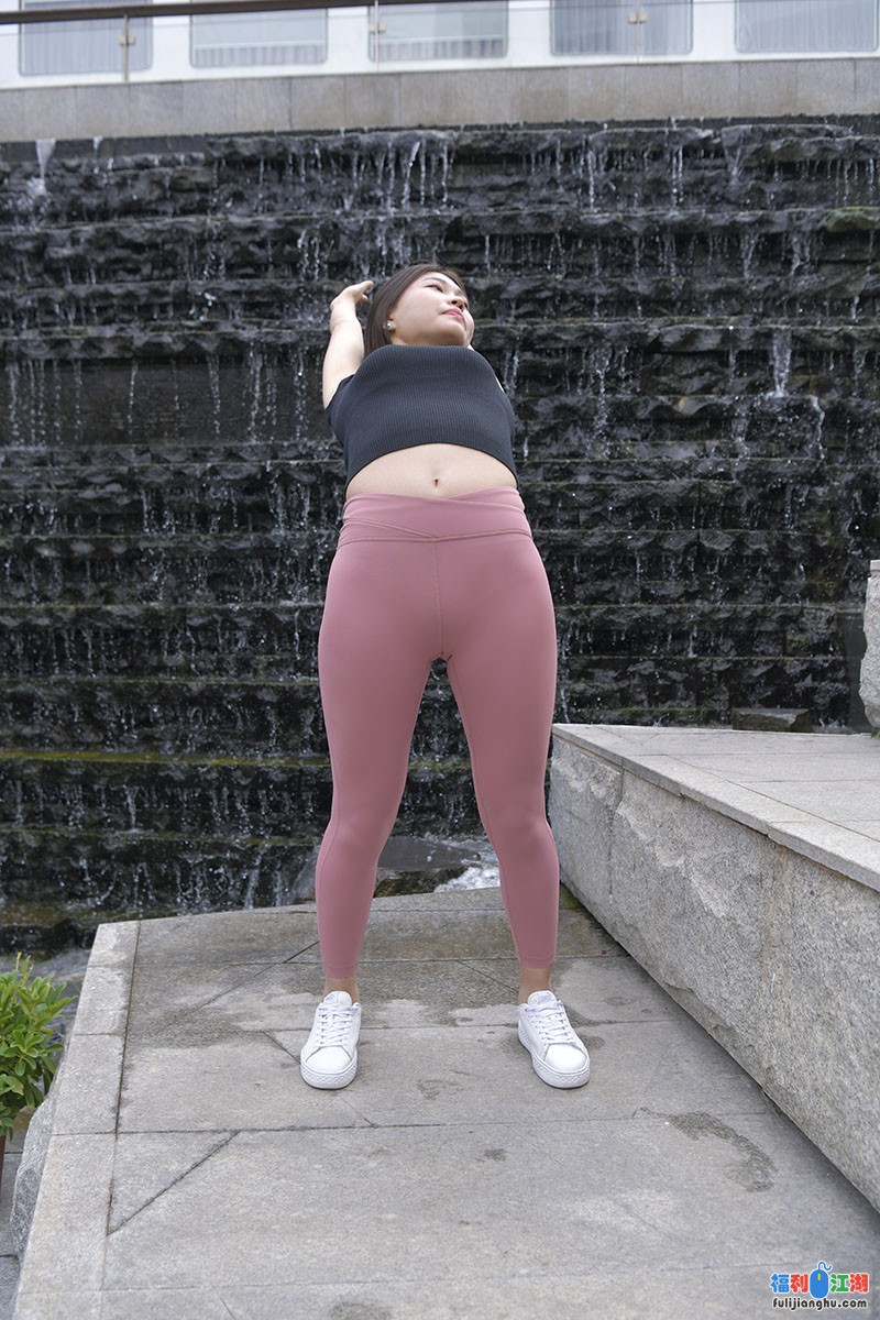 【视频】粉色紧身裤翘臀长腿美女【1V/5.72G/百度云】