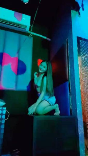 2021.11.10淫乱盛宴【海外KTV】清一色18、19的嫩妹[1V/488M/百度盘]