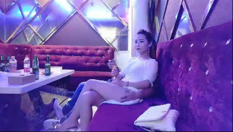 歌厅探花陈先生KTV唱唱歌啪啪啪，马尾少妇唱歌摸腿躺身上摸奶子【1V418MB】【百度云】