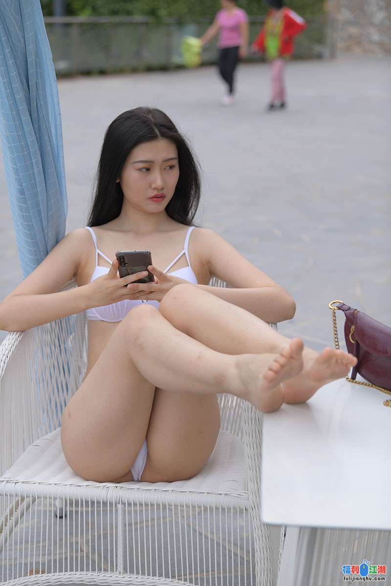 【视频】白色性感比基尼长腿翘臀美女【2V/11.99G/百度云】