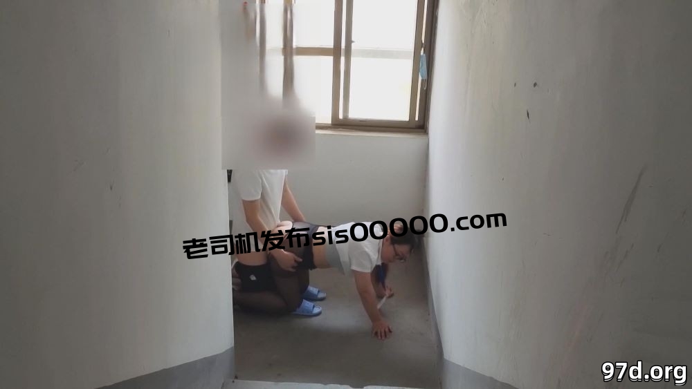 【MP4/1.31G】眼镜熟女房产女销售为求成交在楼道勾引客户啪啪 操不过瘾带回家再爆操一次