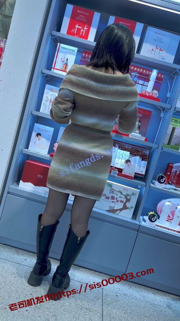 【KFC】包臀裙靓女和闺蜜逛街·黑色丝袜白色内内前后CD【1V】【223M】